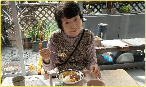 食事を作るスタッフ