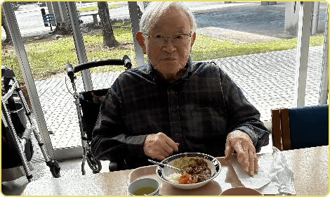 食事を作るスタッフ