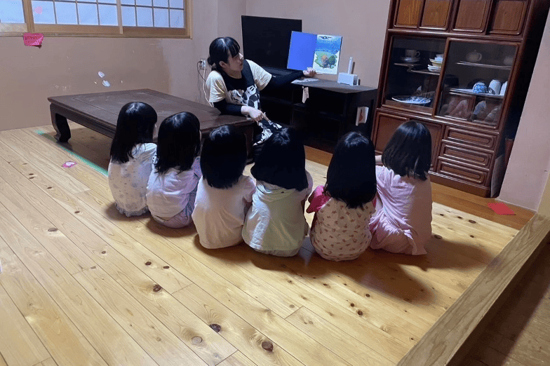 読み聞かせを見るこどもたち