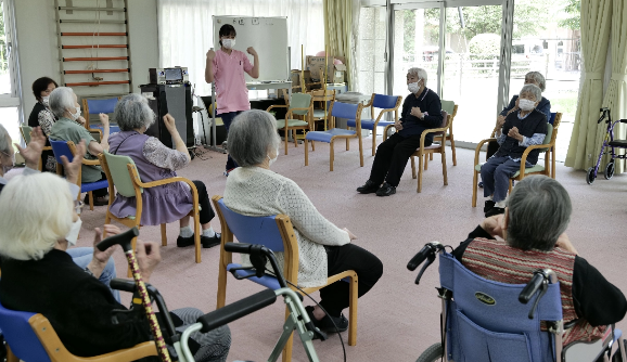 レクリエーションをする利用者