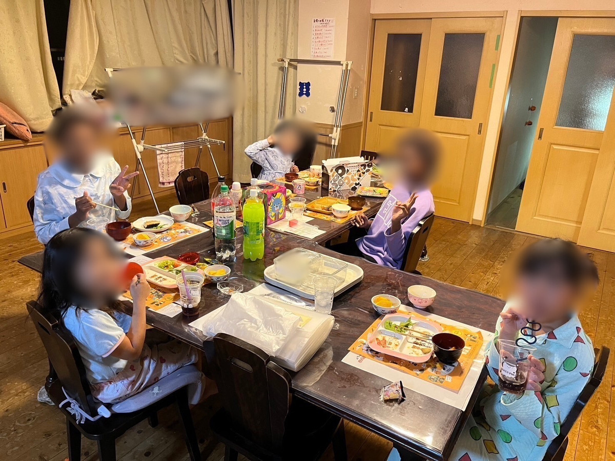 食事中の子供
