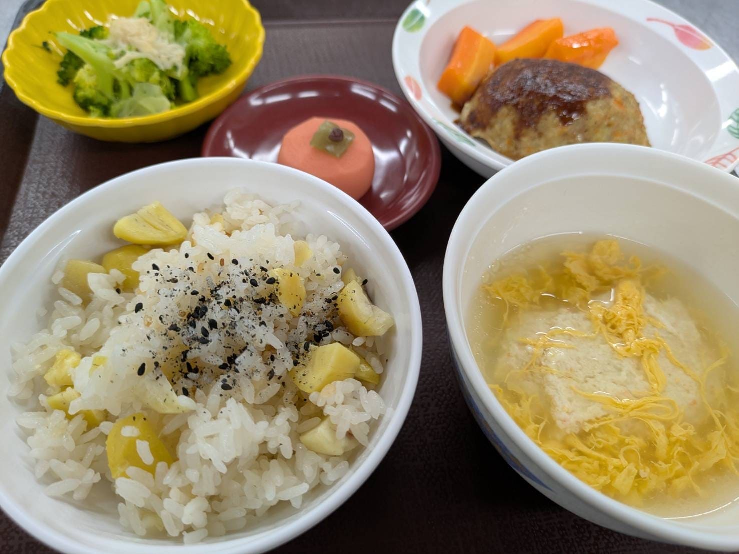 食事中のサービス利用者