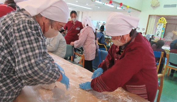 もちつきをする利用者